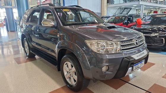 TOYOTA HILUX SW4 3.0 SRV 4X4 7 LUGARES 16V TURBO INTERCOOLER DIESEL 4P AUTOMÁTICO TOYOTA HILUX SW4 3.0 SRV 4X4 7 LUGARES 16V TURBO INTERCOOLER DIESEL 4P AUTOMÁTICO